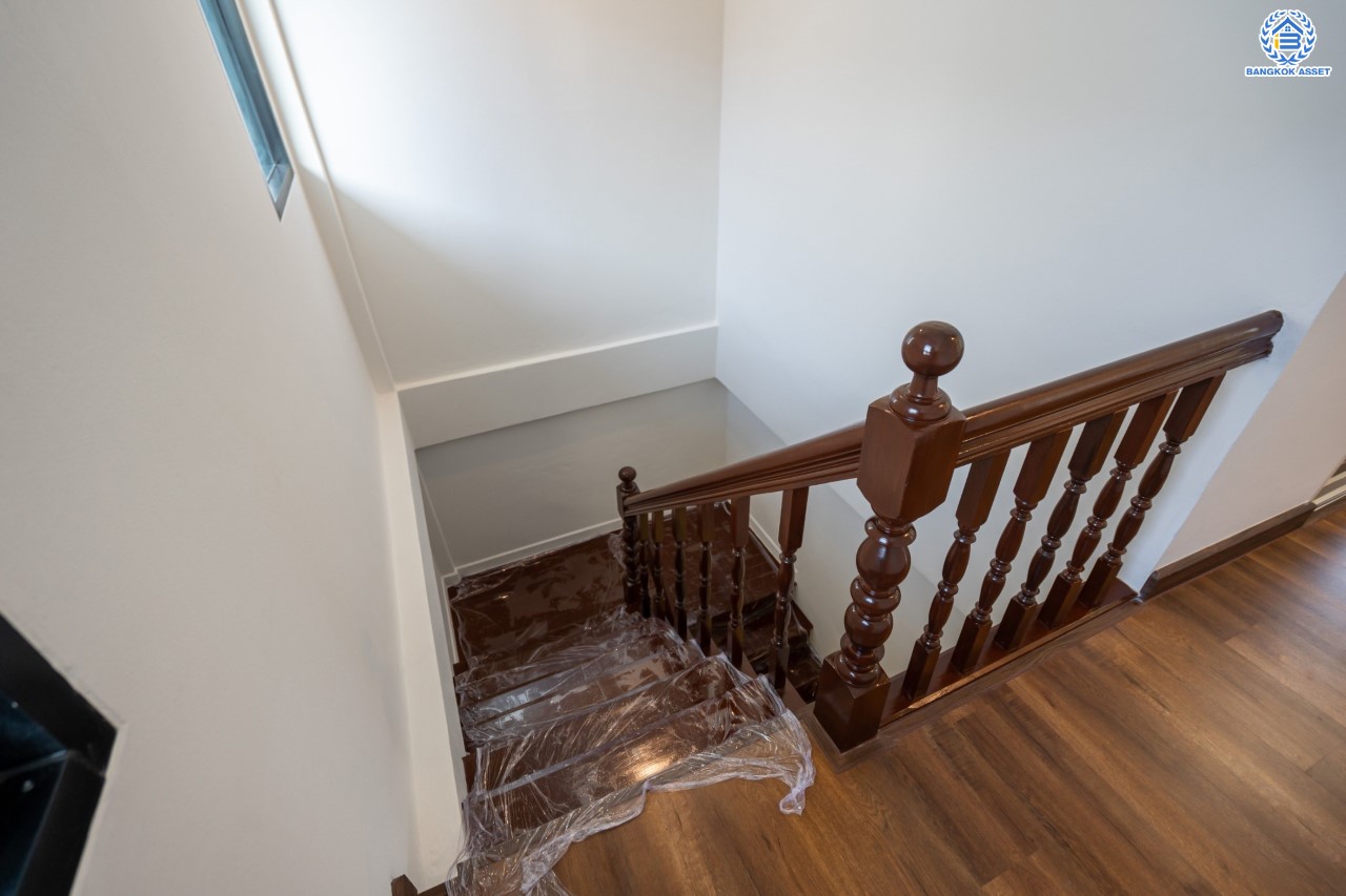 บ้านมือสองตกแต่งใหม่ หน้าโครงการติดรถไฟฟ้า "สถานีไทรม้า"!! ม.ซื่อตรง รัตนาธิเบศร์ ทาวน์เฮ้าส์ หลังใหญ่ เนื้อที่ 26 ตร.ว. ฟังก์ชัน 3 ห้องนอน 2 ห้องน้ำ 1 ที่จอดรถ ทำเลใกล้ เซ็นทรัลรัตนาธิเบศร์ และทางด่วน "งามวงศ์วาน"